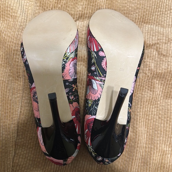 Botanical print heels patent trim - Picture 3 of 3